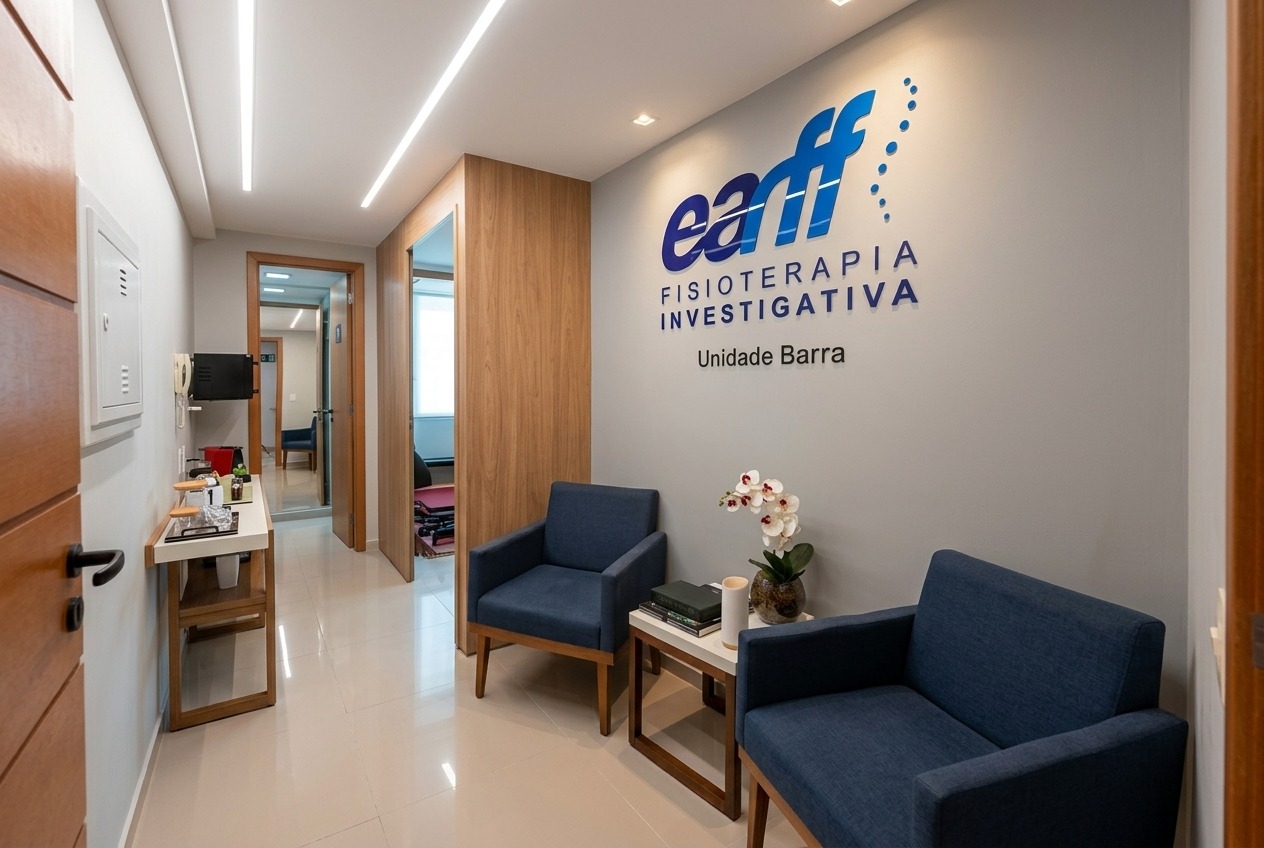 Corredor de recepção da unidade EARFF Barra, parede cinza com logo EARFF Fisioterapia Investigativa em azul e letreiro Unidade Barra, poltronas azul-marinho estofadas, mesa de apoio com vaso de orquídeas brancas, piso de porcelanato claro, iluminação em LED no teto, portas de madeira amadeirada, ambiente clínico moderno e sofisticado, fotografia realista
